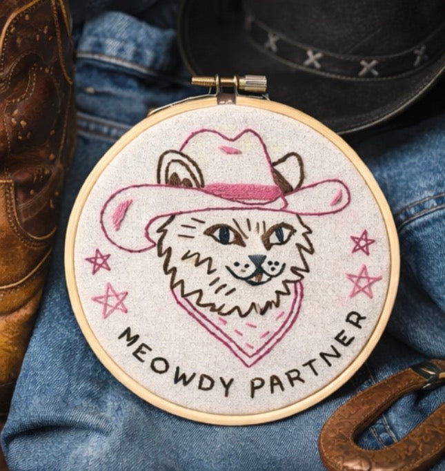 Meowdy Partner Embroidery Hoop – 4” Handmade Cowgirl Cat Wall Art – Western Chaos Cute Decor