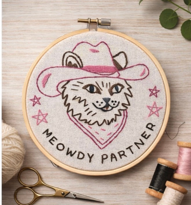 Meowdy Partner Embroidery Hoop – 4” Handmade Cowgirl Cat Wall Art – Western Chaos Cute Decor