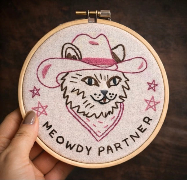 Meowdy Partner Embroidery Hoop – 4” Handmade Cowgirl Cat Wall Art – Western Chaos Cute Decor